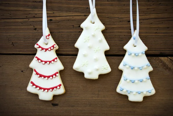 Tre biscotti dell'albero di Natale su legno — Foto Stock