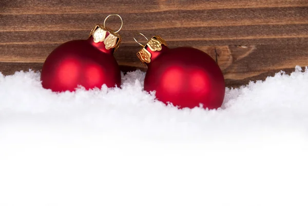 Weihnachtskugeln im Schnee mit Kopierraum — Stockfoto