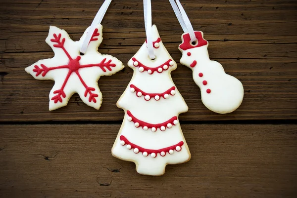 Bolinhos de Natal pendurados em madeira Closeup — Fotografia de Stock