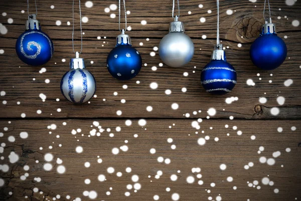 Blaue und silberne Weihnachtskugeln mit Schnee — Stockfoto