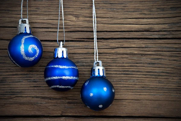 青い銀製の装飾をクリスマス ボール — ストック写真