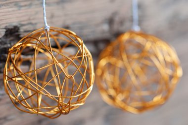 iki altın Noel topları