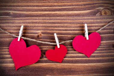 Bir satırdaki farklı boyutlarda üç Hearts