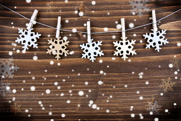 雪の中で雪の結晶の背景 — ストック写真