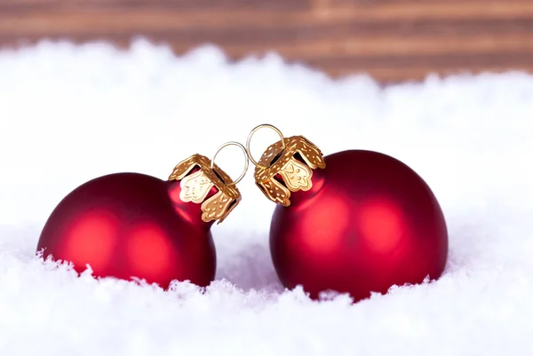 Makro von Weihnachtskugeln im Schnee — Stockfoto