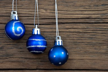 Üç blue Noel topları