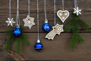 Kış dekorasyonları ahşap zemin üzerinde