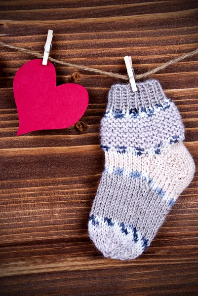 Bambino Sock con cuore rosso su legno — Foto Stock