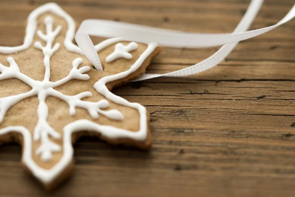 Dekorierte Lebkuchen auf Holz mit Kopierraum — Stockfoto