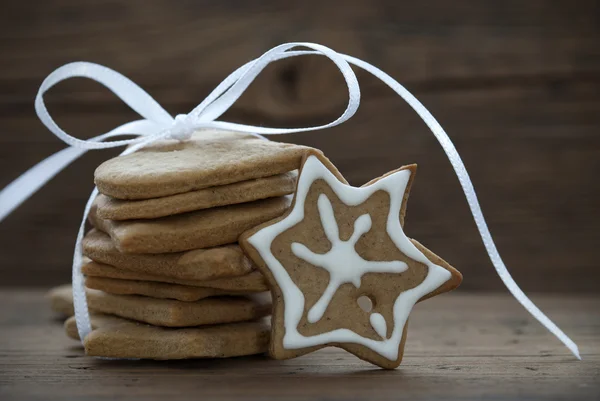 Ciasteczka świąteczne z biała wstążka — Zdjęcie stockowe
