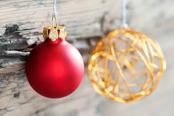 Boules de Noël sur bois comme fond de Noël — Photo