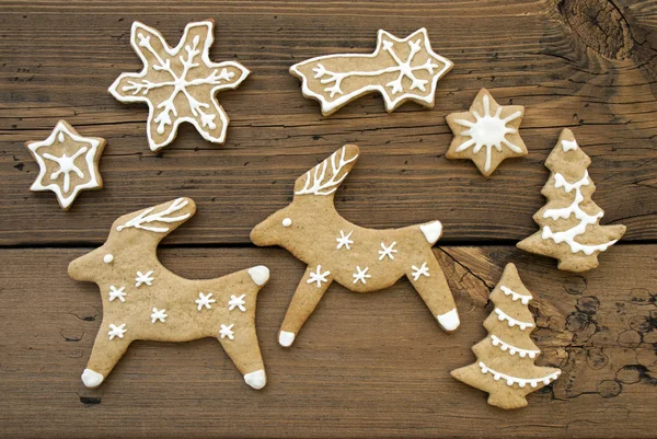 姜面包驯鹿、 星星、 雪花和树 — 图库照片