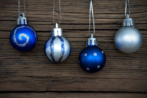 Cuatro bolas de Navidad decoradas en madera — Foto de Stock