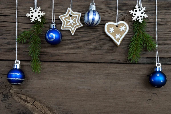 Pendurado bolas de Natal e decorações de Natal — Fotografia de Stock