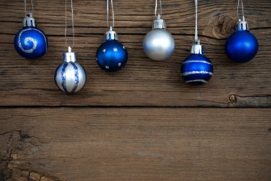 ahşap üzerine mavi ve gümüş Noel ağacı topları