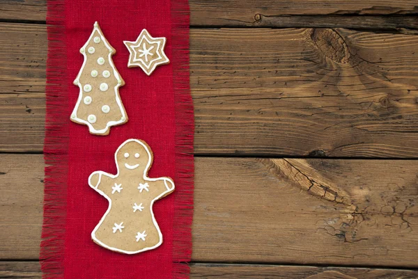 Lebkuchen auf rotem und hölzernem Hintergrund — Stockfoto