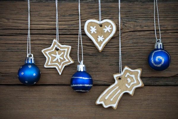 Lebkuchen und Weihnachtskugeln auf Holz — Stockfoto