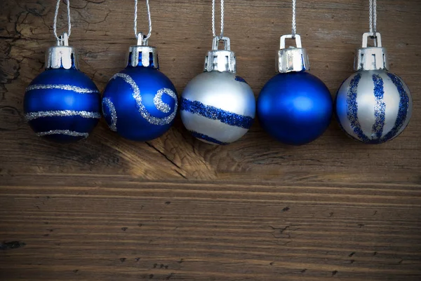 Pět zdobené vánoční koule v řádku — Stock fotografie