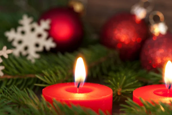 Primer plano de una vela con decoración navideña —  Fotos de Stock