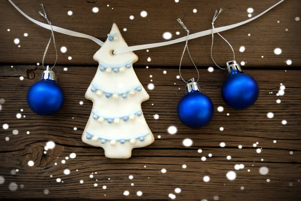 Christmas Tree and Christmas Balls Hanging on a Line on Wood — Stock Photo, Image