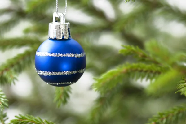 Nahaufnahme einer blauen Weihnachtskugel — Stockfoto