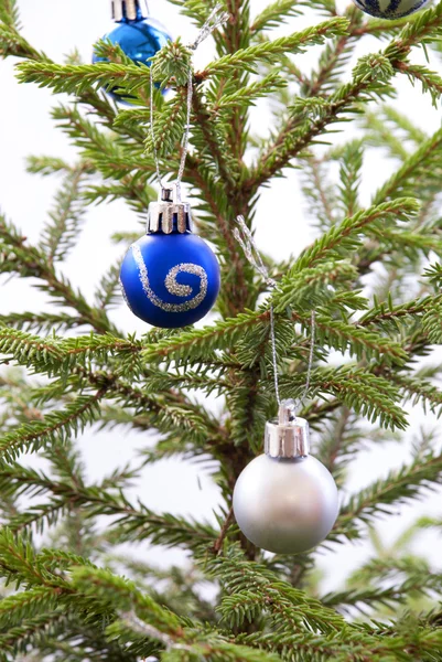 Blaue und silberne Weihnachtskugeln hängen am Weihnachtsbaum — Stockfoto