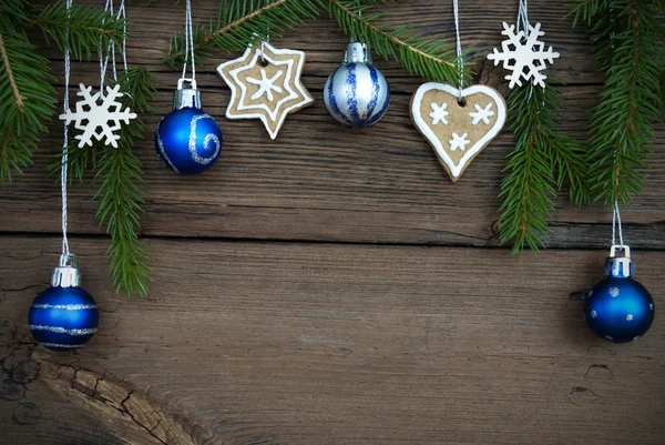 Decorazione di Natale appeso su legno con spazio copia — Foto Stock