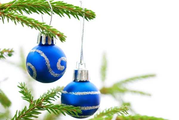 Tannenbaum mit zwei blauen Weihnachtskugeln — Stockfoto