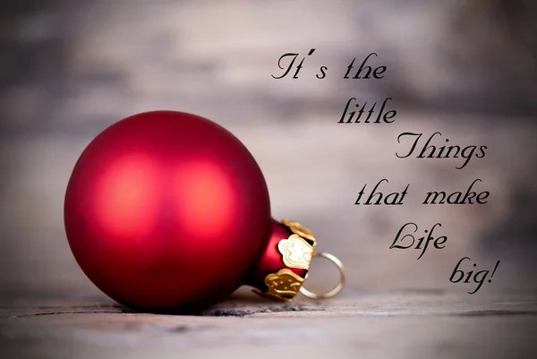 Gros plan d'une boule de Noël rouge avec citation de vie — Photo