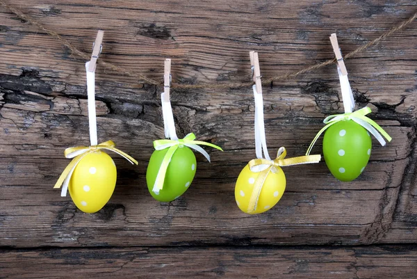 Cztery jajka Wielkanoc zielony i żółty — Zdjęcie stockowe