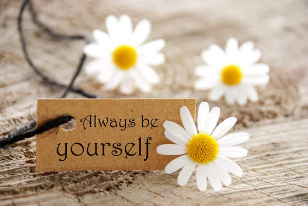 Brown Label With Life Quote Always Be Yourself And Marguerite Blossoms — Stock Photo, Image