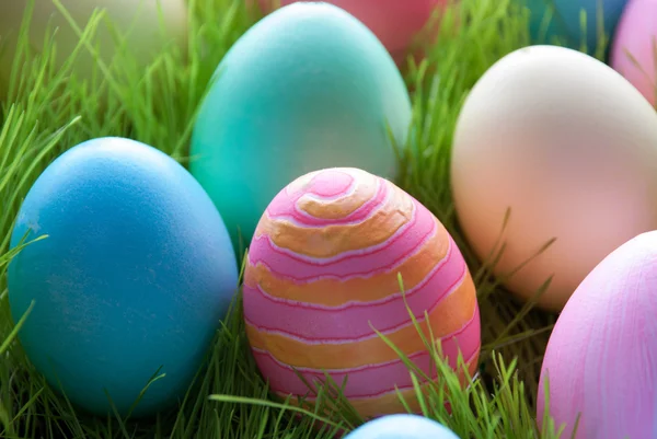 Pasen eieren op groen gras kleurrijke zijn — Stockfoto