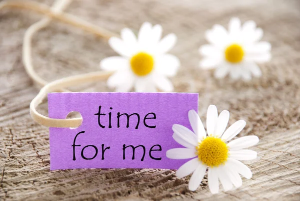 Violettes Etikett mit Lebenszitat Zeit für mich und Margeritenblüten — Stockfoto