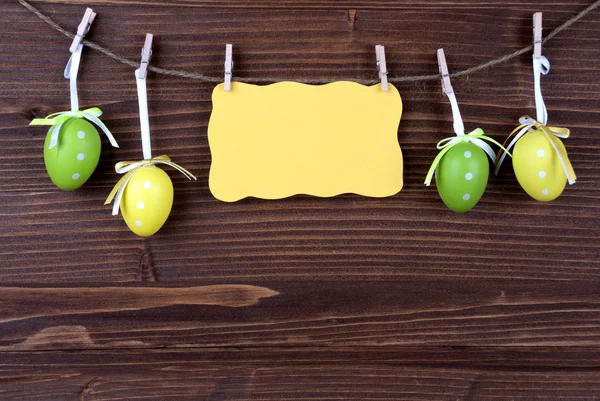 Gelbes Etikett mit vier Ostereiern und Kopierraum — Stockfoto
