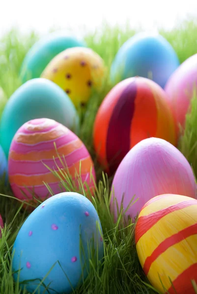 Vele kleurrijke Pasen eieren op groen gras — Stockfoto