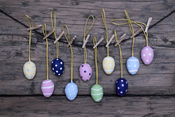 Molte uova di Pasqua colorate appese on line — Foto Stock