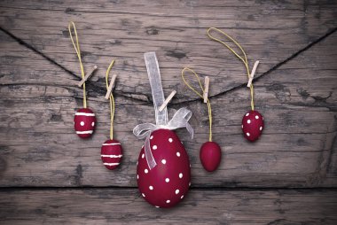 Pek çok kırmızı Paskalya yumurtaları ve çizgili çerçeve üzerinde asılı bir büyük yumurta