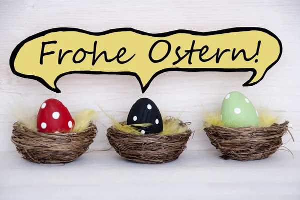Trzy kolorowe pisanki z komiks mowy balon z niemieckiego Frohe Ostern oznacza Święta Wielkanocne — Zdjęcie stockowe