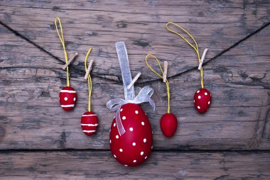 Pek çok kırmızı Paskalya yumurtaları ve hatta asılı bir büyük yumurta