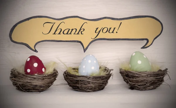 Middelpunt van de belangstelling voor drie kleurrijke Easter Eggs met komische Speech ballon dank u — Stockfoto