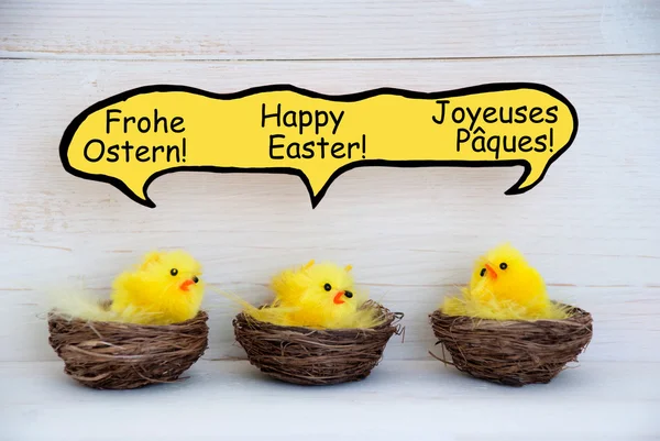 Tres chicas con globo de discurso cómico con alemán francés e inglés Feliz Pascua — Foto de Stock