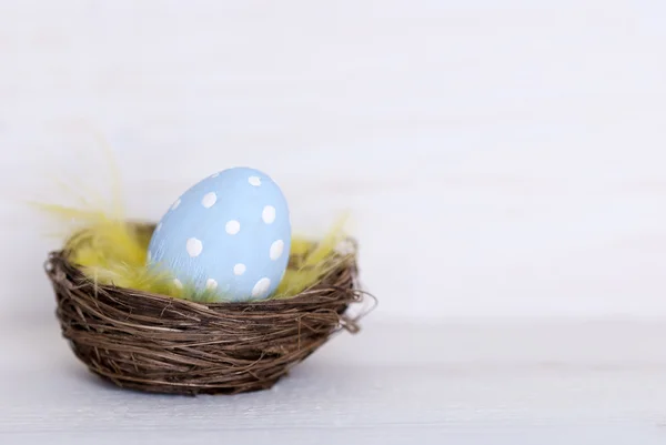 Een blauwe Easter Egg In Nest met Coppy ruimte — Stockfoto