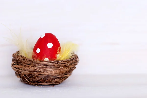 Un uovo di Pasqua rosso nel nido con spazio di copia — Foto Stock