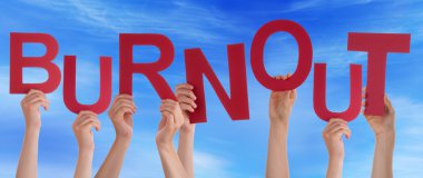 Birçok kişi kırmızı Word Burnout Holding eller mavi gökyüzü