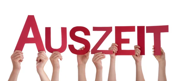 Люди, держащие прямое немецкое слово Auszeit, означают простои — стоковое фото