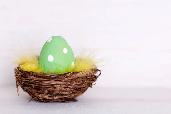 Un uovo di Pasqua verde nel nido con spazio di copia — Foto Stock