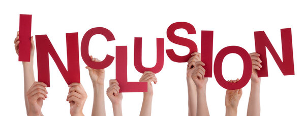 Многие люди держат в руках красное слово
