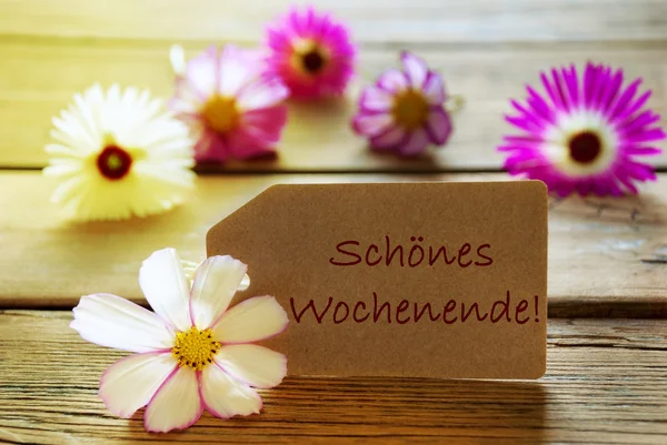 Etiqueta ensolarada com texto alemão Schoenes Wochenende significa feliz fim de semana com flores Cosmea — Fotografia de Stock