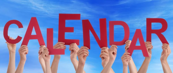 Muchas personas con las manos en la mano Calendario de palabras rojas Cielo azul — Foto de Stock