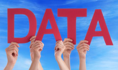 Birçok kişi kırmızı düz Word Holding eller veri mavi gökyüzü